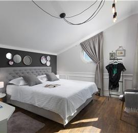 5 bedroom villa with pool near Pula, sleeps 10-12